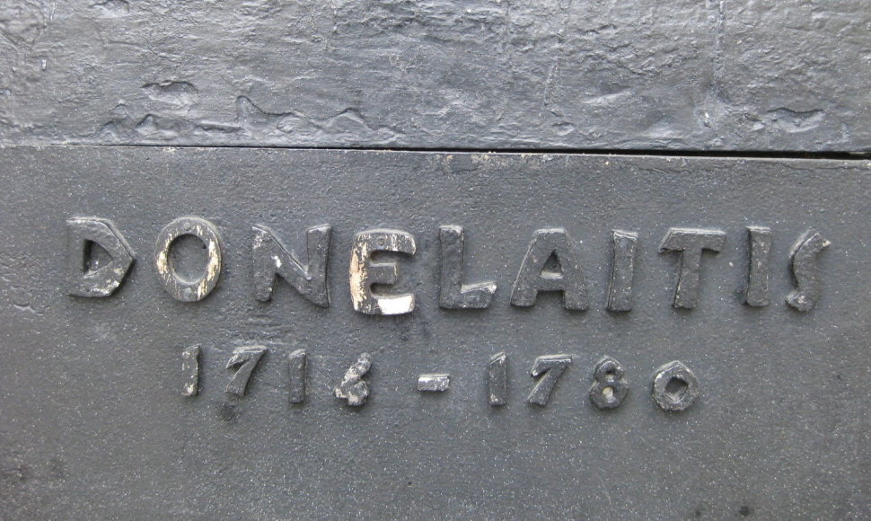 Kristijono Donelaičio skulptūra prie restauraciją