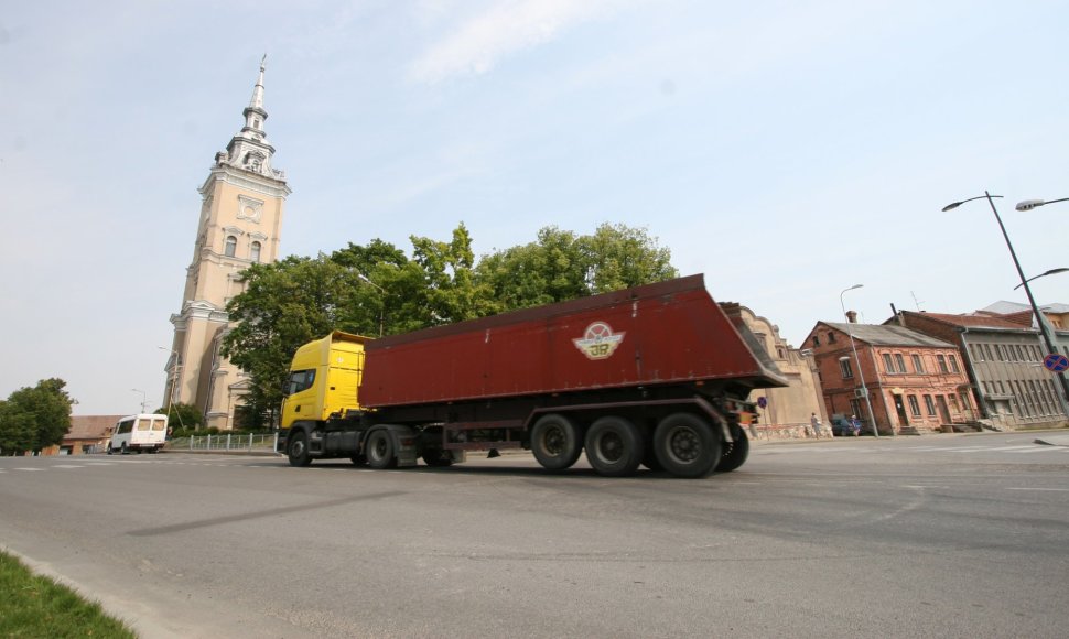 Žemdirbiai pradeda pilti šiemetinius aruodus