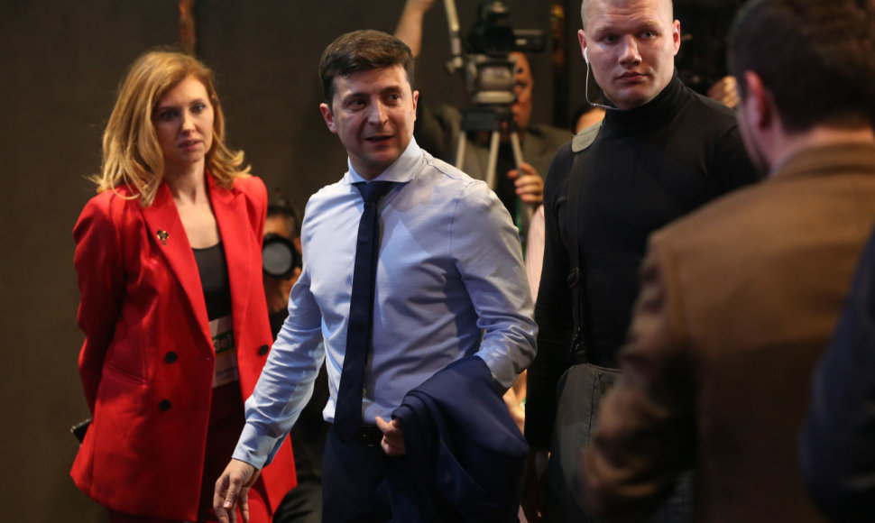 Volodymyro Zelenskio komanda ir žurnalistai laukia rezultatų