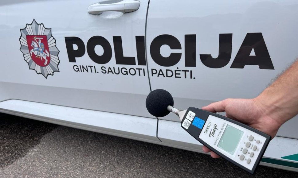 Kauno policija transporto priemones tikrino triukšmo matuokliu