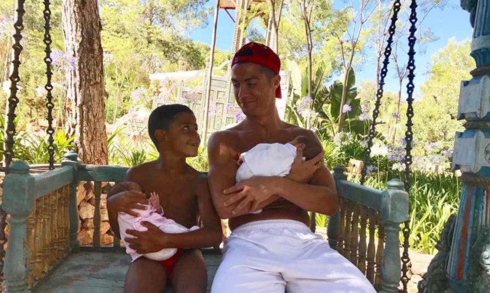 Cristiano Ronaldo su vaikais Cristiano jaunesniuoju ir dvynukais Eva bei Mateo