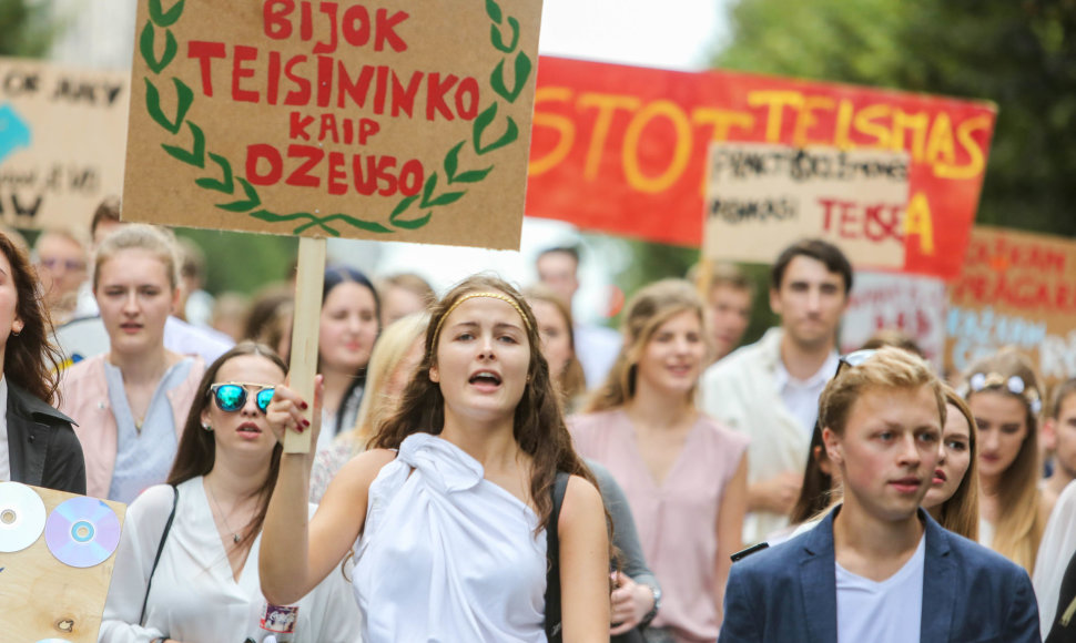 Vilniaus universiteto darbuotojų, studentų ir alumnų eisena į VU rūmus