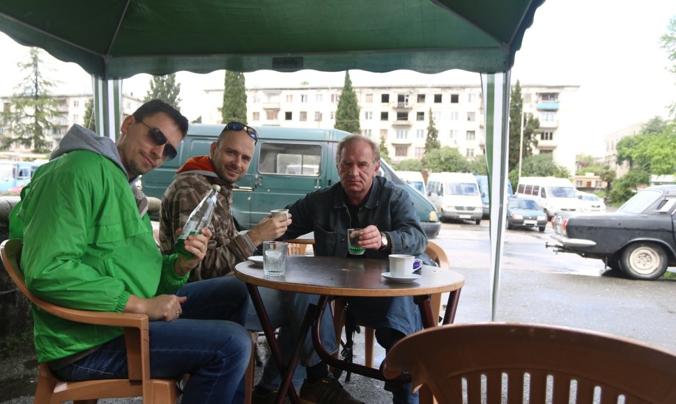 Iš kairės: „Pravalturo“ direktorius Vytautas Mikaitis, Vaidas Mikaitis ir abchazas Zauras