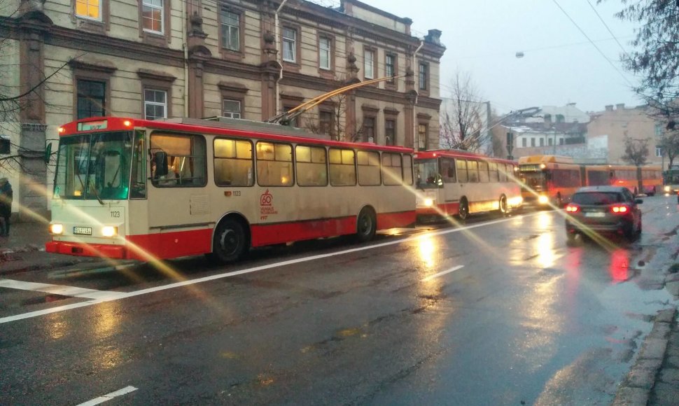 Vilniuje, Pylimo g., sustojo troleibusai