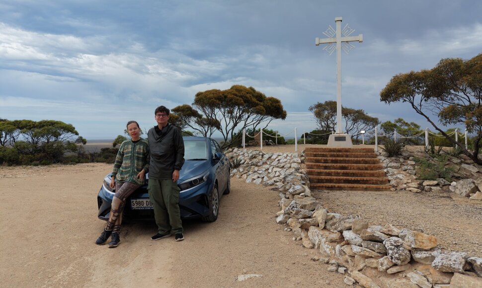 Aistė ir Augustinas su ištikimuoju automobiliu, kuriuo įveikė 14 000 km žiedą aplink Australiją