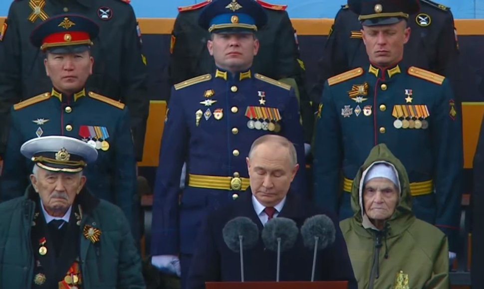 Pergalės parade tiesiai už Vladimiro Putino sėdėjo kariškis iš Bučoje buvusios divizijos