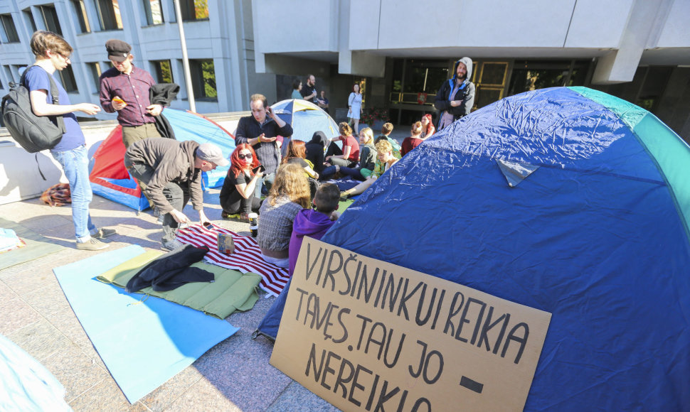 Iš Kauno protestuotojai atsikraustė į V.Kudirkos aikštę ir apsigyveno prie Vyriausybės rūmų