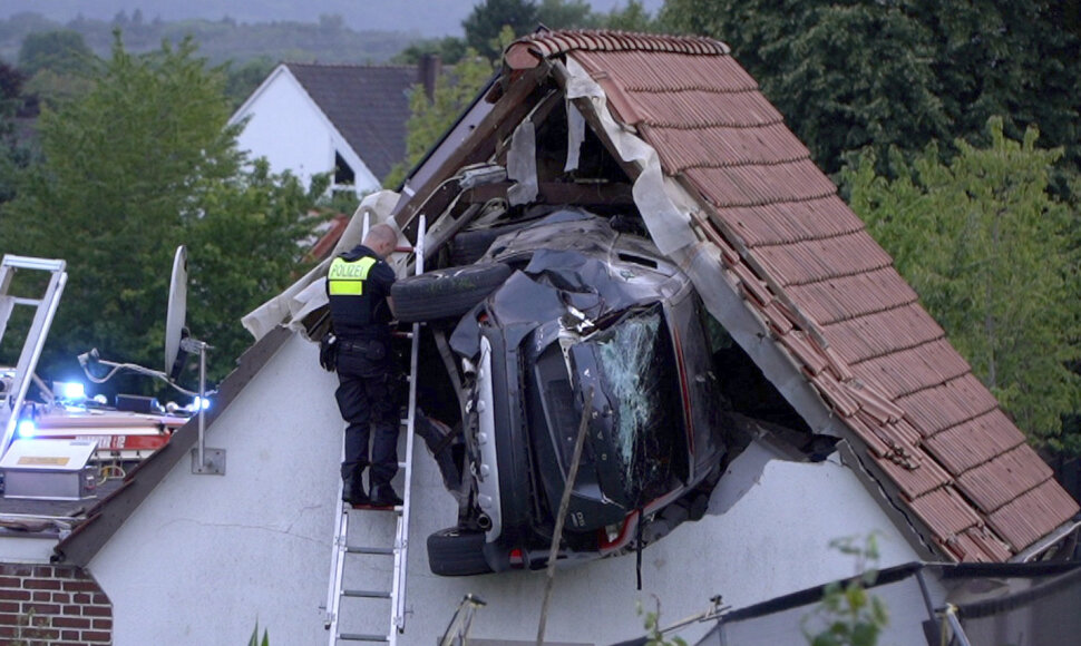 Vokietijoje automobilis įsirėžė į ūkinį pastatą