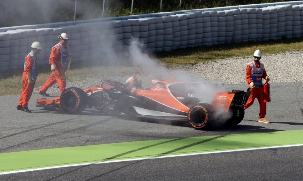 alonso-engine-failure-fp1-spain-2017