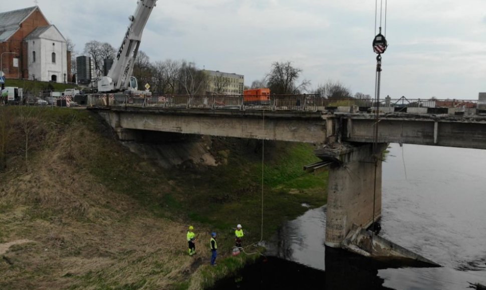 Trečiadienio rytą ant tilto prasidėjo realūs sijų nukėlimo darbai. Iš pradžių buvo pašalintas kliuvinys – sveika tilto sija, kuri trukdytų iškelti į upę įkritusią siją.