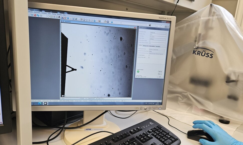 Atominių jėgų mikroskopo užapvalinta adatėle, kompiuterio ekrane išdidinta šimtus tūkstančių kartų
