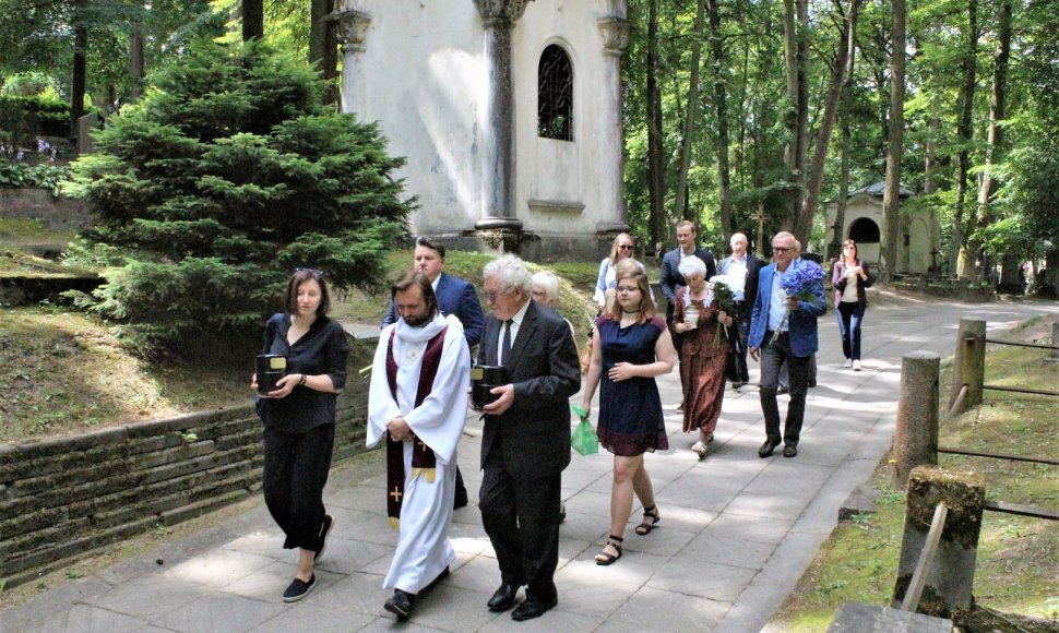 Garsus lietuvių išeivijos dailininkas Vytautas Kasiulis atgulė Menininkų kalnelyje