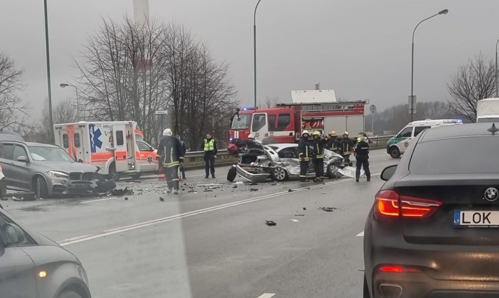 Per avariją ant viaduko Klaipėdoje sužeisti trys žmonės. 