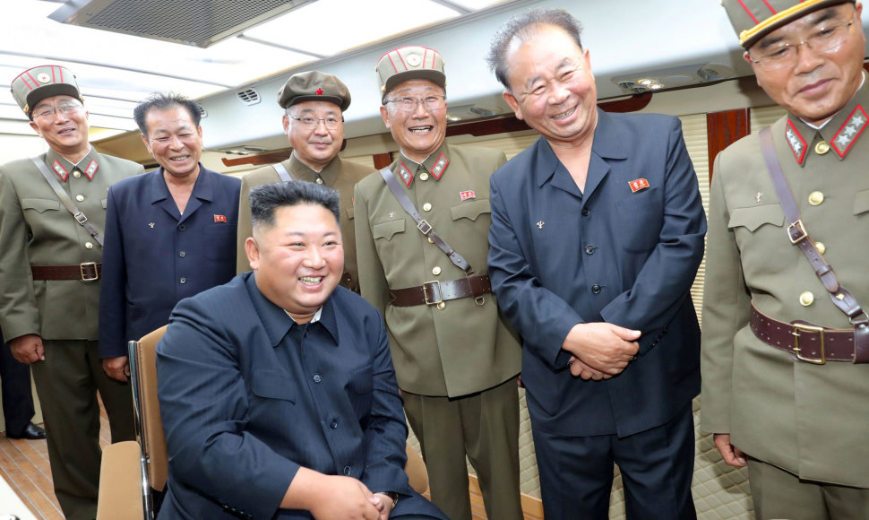 Kim Jong Unas stebi raketos bandymą