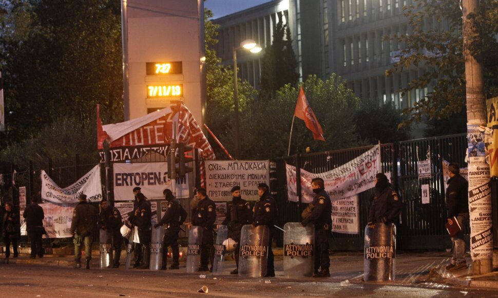 Graikijos policininkai prie visuomeninio transliuotojo pastato