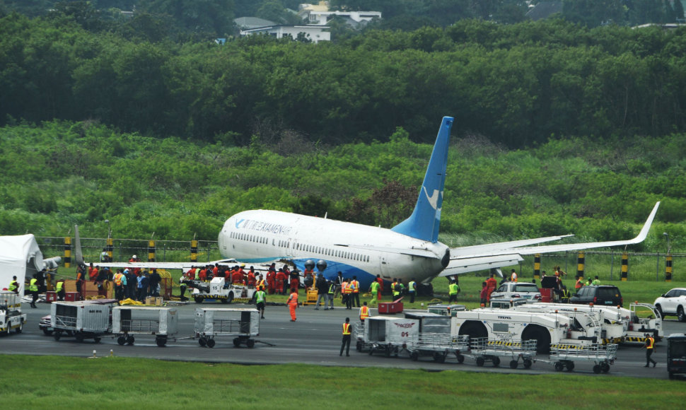Manilos oro uoste per liūtį nuo nusileidimo tako nuslydo kinų lėktuvas