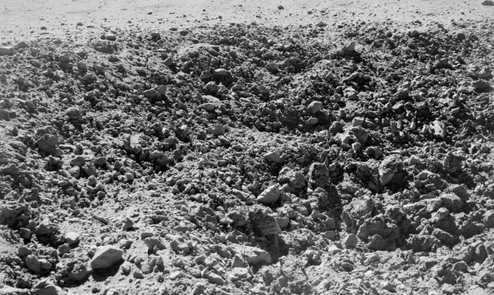 Šioje NASA nuotraukoje matomas Mėnulio paviršius santykinai naujo smūginio kraterio vietoje