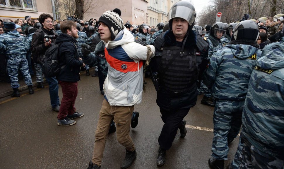 Prie Maskvos teismo rūmų sulaikomi protestuotojai 
