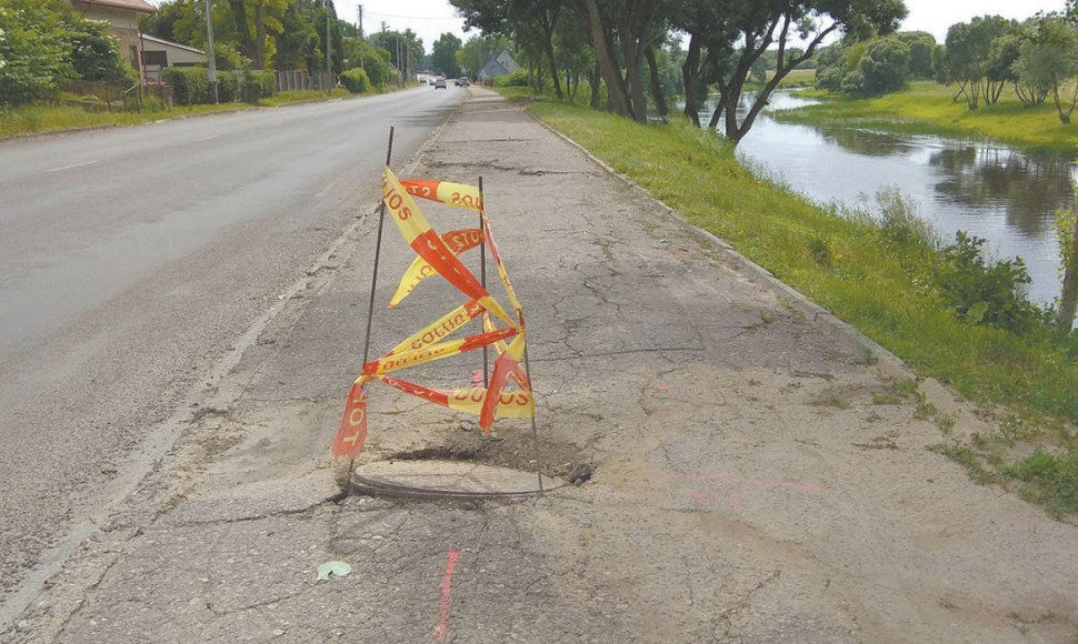 Štai taip gatvėje prie centrinio Kėdainių pašto atsivėrė šulinys