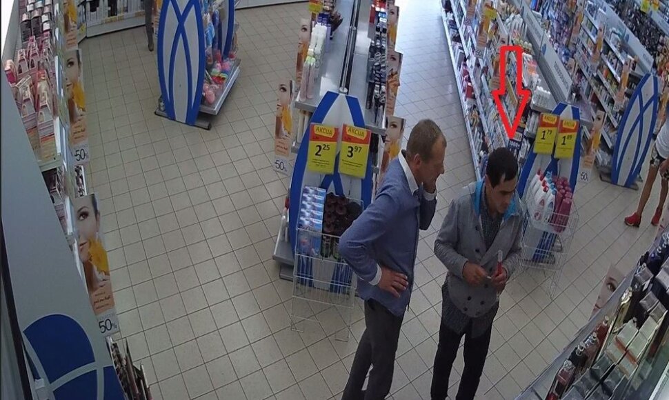 Ieškomi įtariamieji