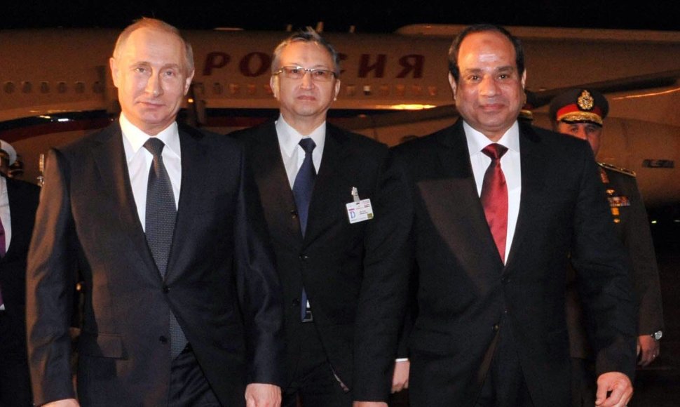 Egipto prezidentas Abdelis Fattahas al-Sisi (centre) pasitiko Rusijos prezidentą Vladimirą Putiną.