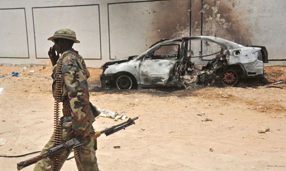 Somalio karys prie sudegusio automobilio