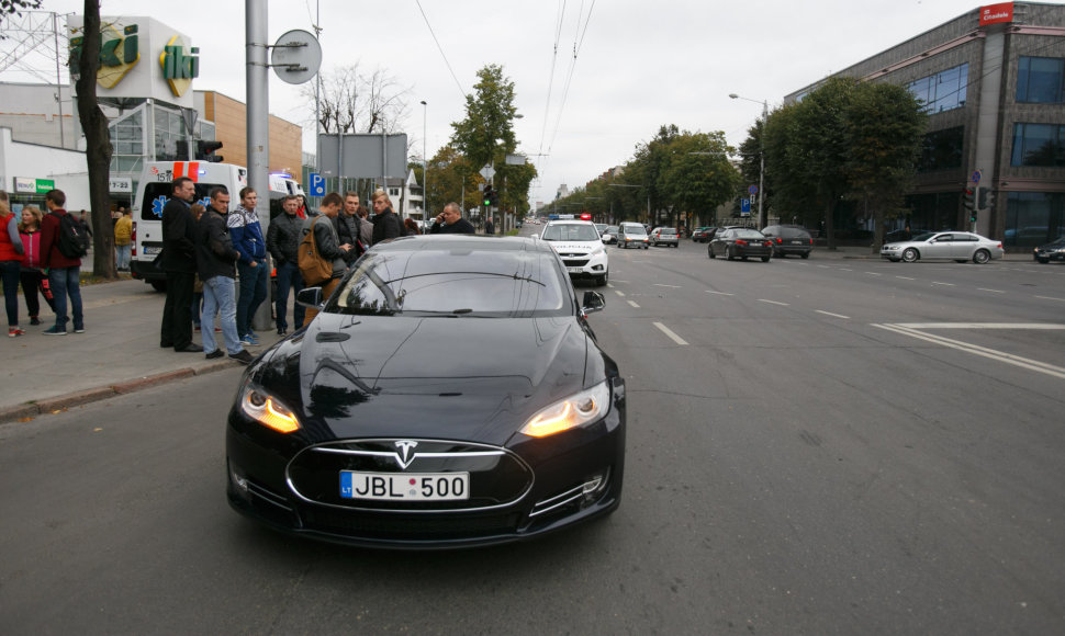 Kaune automobiliu „Tesla“ partrenkė 15-metį