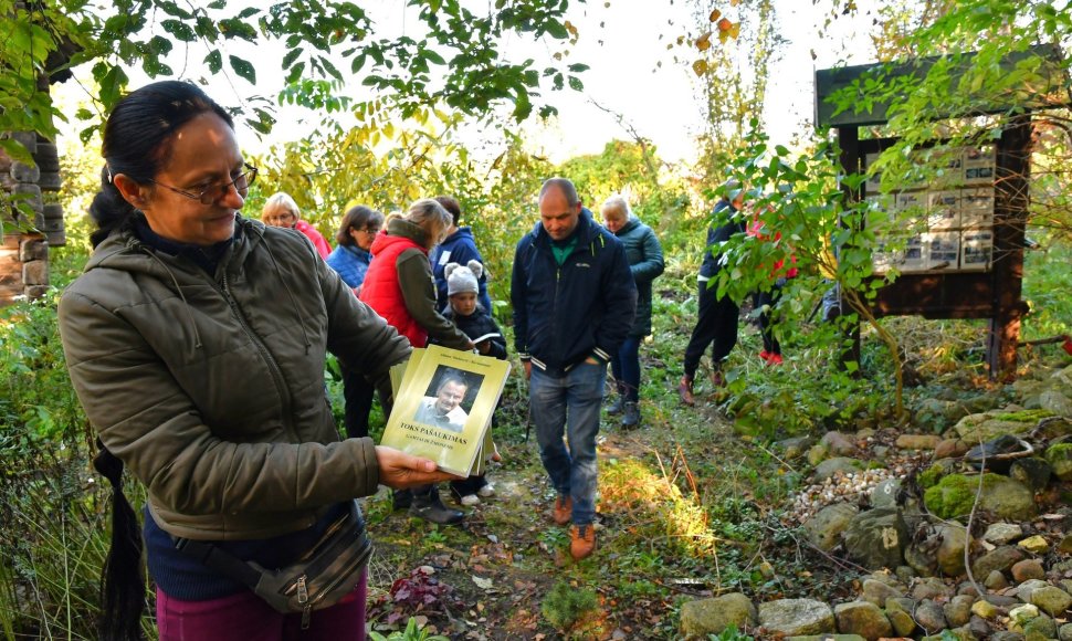 S.Obelevičiui atminti skirta rudeninė talka jo įkurtame ir puoselėtame Traupio botanikos sode