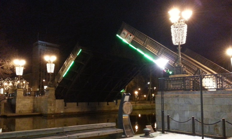 Naktį Klaipėdoje buvo pakeltas Biržos tiltas