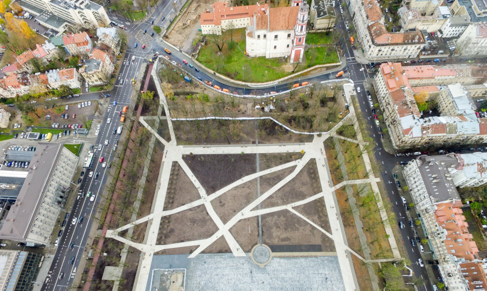 Atidaryta rekonstruota Lukiškių aikštė