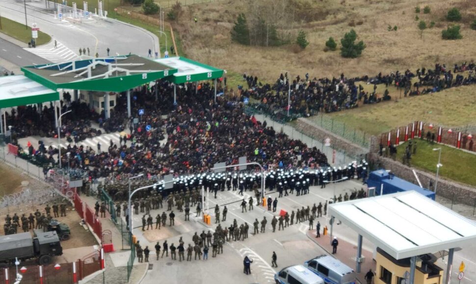 Migrantų iš Baltarusijos kolona pasiekė Lenkijos sieną