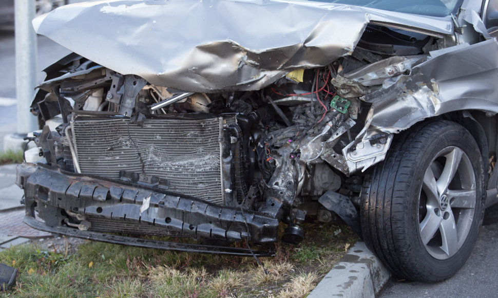 Vilniuje kaktomuša susidūrė VW iš „Škoda“