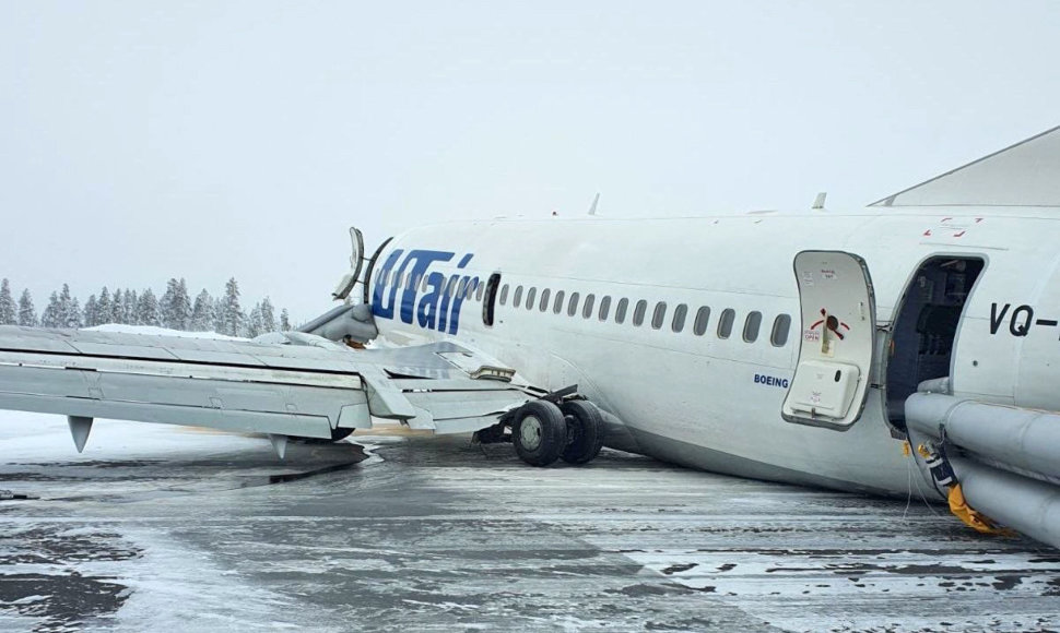 Aviakompanijos „UTair“ lėktuvas nusileido avariniu būdu.