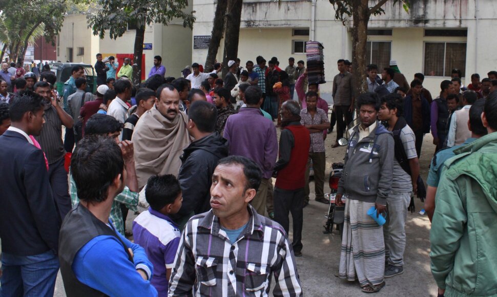 Mirusių vaikų tėvai ir jų artimieji prie ligoninės Bangladeše