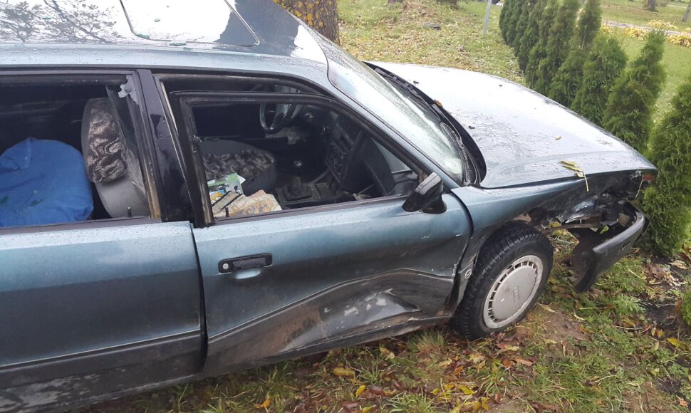 Avarija Pajūrio miestelyje: žmones vadavo ugniagesiai