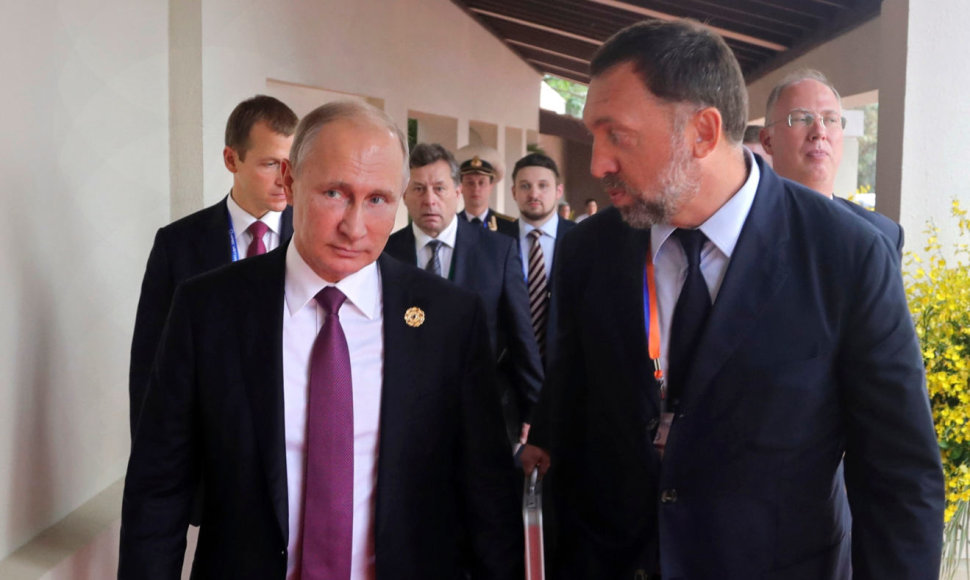 Vladimiras Putinas (kairėje) ir Olegas Deripaska 2017 metų lapkritį