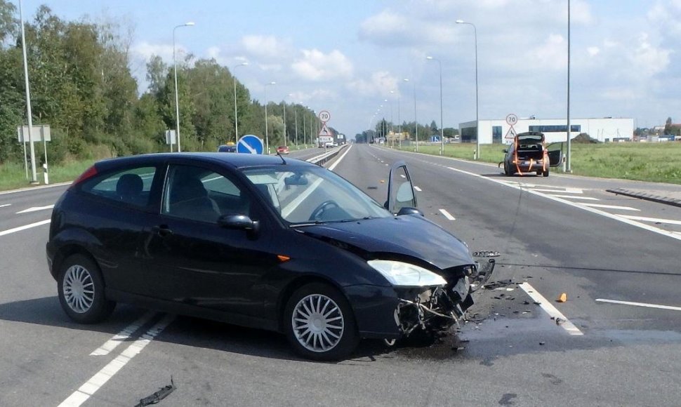 Į avariją pakliuvęs girto vairuotojo vairuotas „Ford Focus“