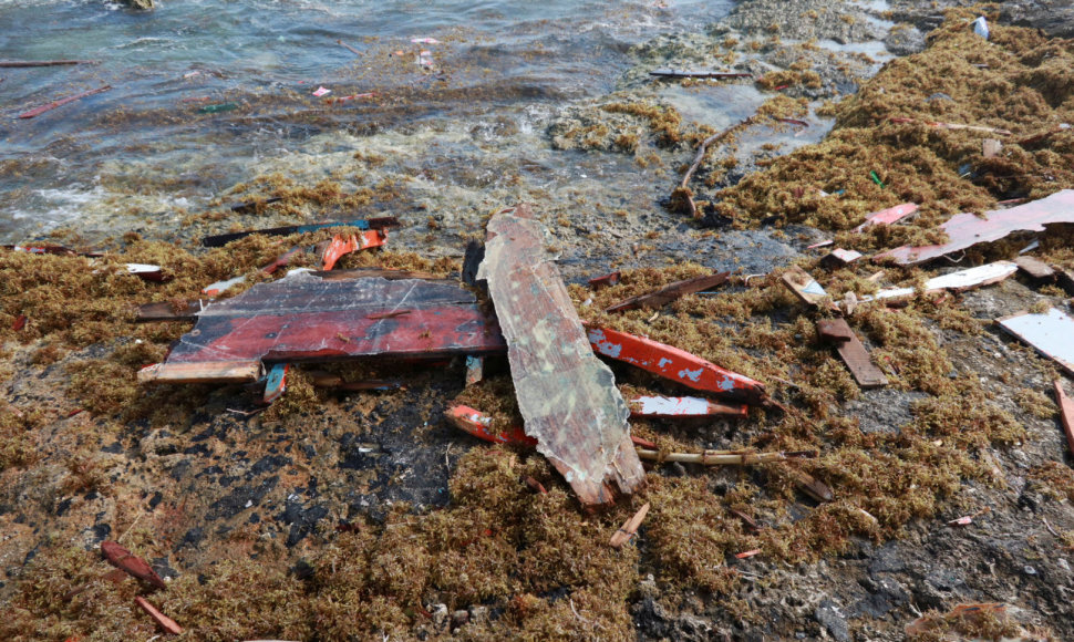 Bangos į Kiurasao pakrantę išmetė laivo nuolaužas ir keturių žuvusiųjų kūnus.