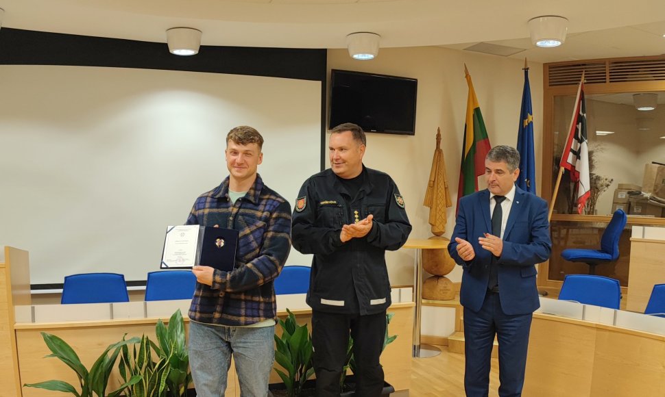 Neringos savivaldybėje Simonui Valčiukui įteiktas apdovanojimas – Priešgaisrinės apsaugos ir gelbėjimo departamento ženklas „Už nuopelnus gyventojų saugai“.