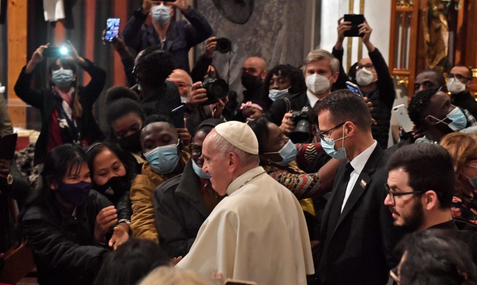 Popiežius Pranciškus su migrantais