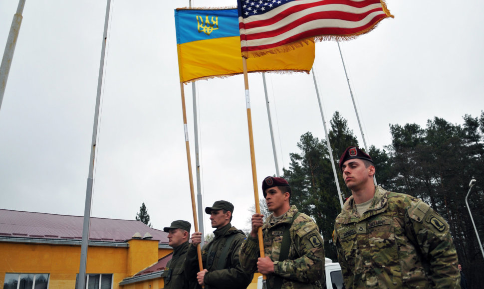 Ukrainos kariai per amerikiečių instruktorių treniruotę