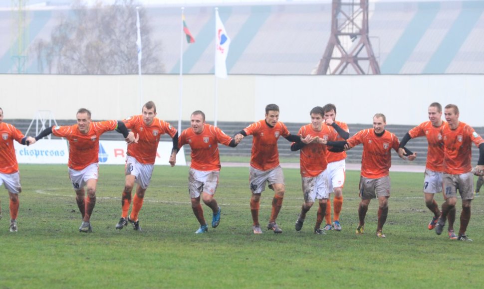 Lygiosiis sužaidę „Bangos“ futbolininkai triumfavo