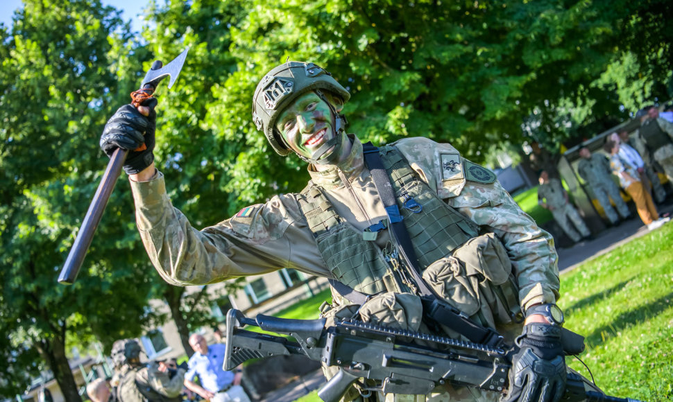 Į Karo akademiją grįžo per 70 baigiamojo būrio vado egzamino dalyvių