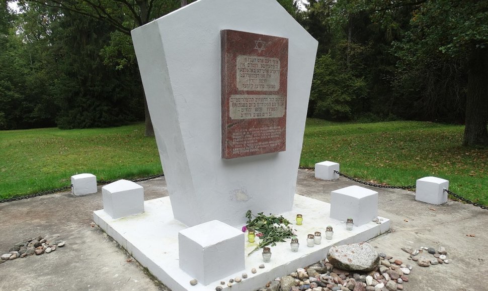 Holokausto aukų atminimo paminklas Pivonijos miške