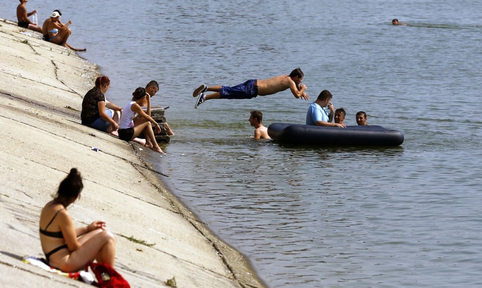 Rumunijoje žmonės karštomis dienomis atgaivos ieškojo prie vandens.