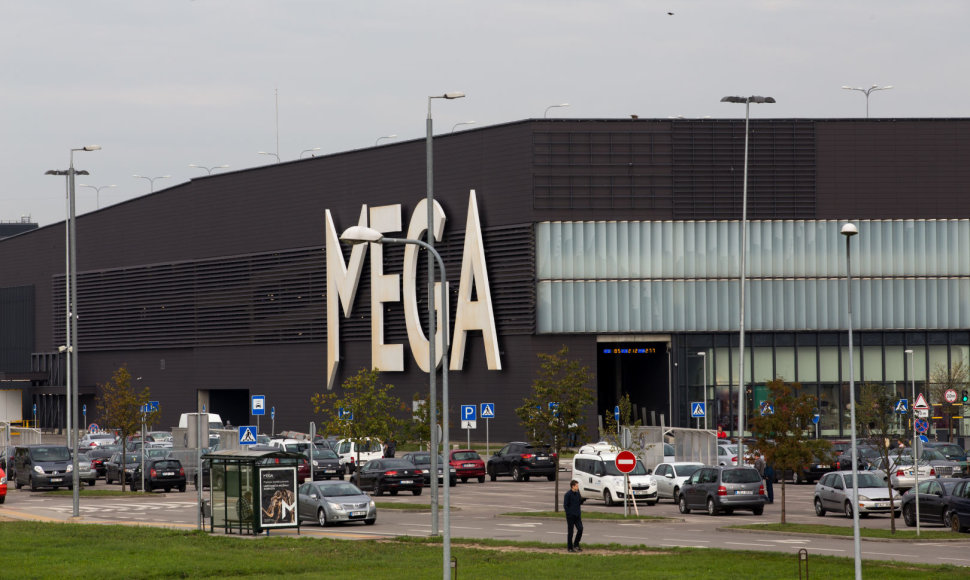 Prekybos centro "Mega" stovėjimo aikštelė