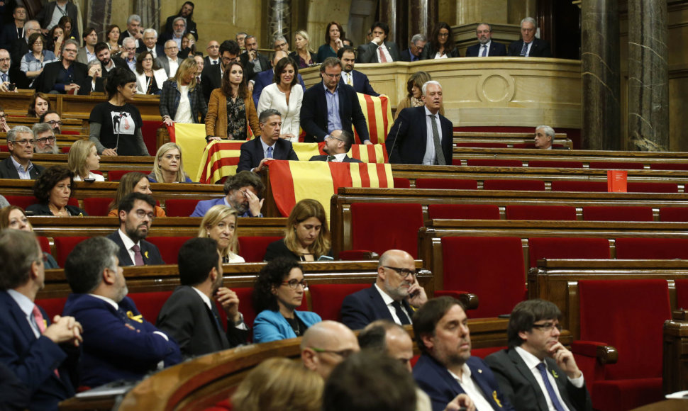 Katalonijos valdantieji vienašališką nepriklausomybės deklaraciją pasirašė pustuštėje parlamento salėje