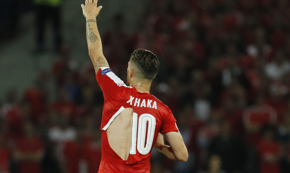 Granitui Xhaka suplyšo ir antri marškinėliai