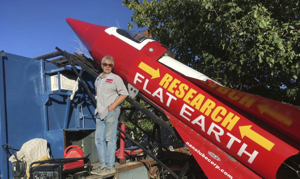 Mike'o Hugheso metalo laužyne surinkta raketa Žemės plokštumui įrodyti