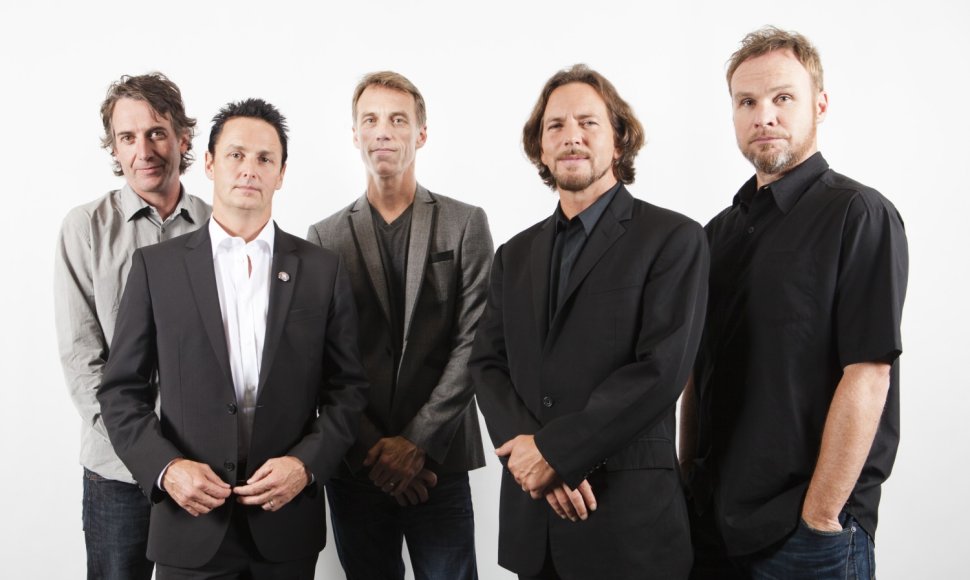„Pearl Jam“ nariai: Stone'as Gossardas, Mike'as McCready, Mattas Cameronas, Eddie Vedderis ir Jeffas Amentas